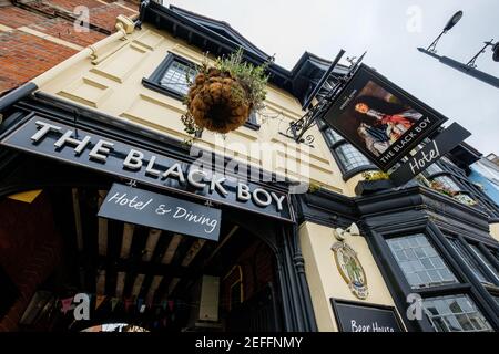 Sudbury, Großbritannien. Februar 2021, 17th. Sudbury, . 17. Februar 2021. Die Brauerei Greene King hat die Ergebnisse ihrer öffentlichen Abstimmung bekannt gegeben, das Black Boy Hotel in Sudbury in Lady Elizabeth umzubenennen, nach Lady Elizabeth de Burgh, die im 14th. Jahrhundert in die Schaffung des Market Hill in Sudbury investiert hat, wo sich das Pub und das Hotel heute befinden. Im Januar kündigte Greene King an, dass es die Pubs wegen der rassistischen Konnotationen der Namen umbenennen würde, aufgrund der Verbindungen der Brauerei Suffolk aus dem 19th. Jahrhundert zur Sklaverei. Kredit: Mark Bullimore/Alamy Live Nachrichten Stockfoto