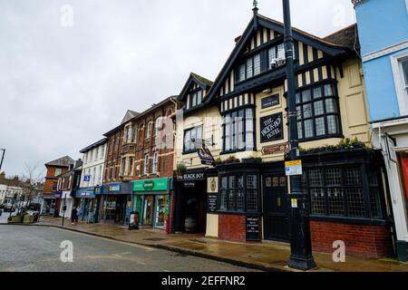 Sudbury, Großbritannien. Februar 2021, 17th. Sudbury, . 17. Februar 2021. Die Brauerei Greene King hat die Ergebnisse ihrer öffentlichen Abstimmung bekannt gegeben, das Black Boy Hotel in Sudbury in Lady Elizabeth umzubenennen, nach Lady Elizabeth de Burgh, die im 14th. Jahrhundert in die Schaffung des Market Hill in Sudbury investiert hat, wo sich das Pub und das Hotel heute befinden. Im Januar kündigte Greene King an, dass es die Pubs wegen der rassistischen Konnotationen der Namen umbenennen würde, aufgrund der Verbindungen der Brauerei Suffolk aus dem 19th. Jahrhundert zur Sklaverei. Kredit: Mark Bullimore/Alamy Live Nachrichten Stockfoto