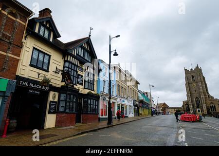 Sudbury, Großbritannien. Februar 2021, 17th. Sudbury, . 17. Februar 2021. Die Brauerei Greene King hat die Ergebnisse ihrer öffentlichen Abstimmung bekannt gegeben, das Black Boy Hotel in Sudbury in Lady Elizabeth umzubenennen, nach Lady Elizabeth de Burgh, die im 14th. Jahrhundert in die Schaffung des Market Hill in Sudbury investiert hat, wo sich das Pub und das Hotel heute befinden. Im Januar kündigte Greene King an, dass es die Pubs wegen der rassistischen Konnotationen der Namen umbenennen würde, aufgrund der Verbindungen der Brauerei Suffolk aus dem 19th. Jahrhundert zur Sklaverei. Kredit: Mark Bullimore/Alamy Live Nachrichten Stockfoto