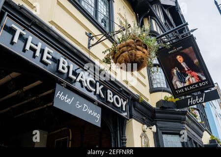 Sudbury, Großbritannien. Februar 2021, 17th. Sudbury, . 17. Februar 2021. Die Brauerei Greene King hat die Ergebnisse ihrer öffentlichen Abstimmung bekannt gegeben, das Black Boy Hotel in Sudbury in Lady Elizabeth umzubenennen, nach Lady Elizabeth de Burgh, die im 14th. Jahrhundert in die Schaffung des Market Hill in Sudbury investiert hat, wo sich das Pub und das Hotel heute befinden. Im Januar kündigte Greene King an, dass es die Pubs wegen der rassistischen Konnotationen der Namen umbenennen würde, aufgrund der Verbindungen der Brauerei Suffolk aus dem 19th. Jahrhundert zur Sklaverei. Kredit: Mark Bullimore/Alamy Live Nachrichten Stockfoto