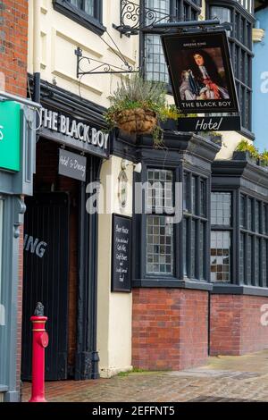 Sudbury, Großbritannien. Februar 2021, 17th. Sudbury, . 17. Februar 2021. Die Brauerei Greene King hat die Ergebnisse ihrer öffentlichen Abstimmung bekannt gegeben, das Black Boy Hotel in Sudbury in Lady Elizabeth umzubenennen, nach Lady Elizabeth de Burgh, die im 14th. Jahrhundert in die Schaffung des Market Hill in Sudbury investiert hat, wo sich das Pub und das Hotel heute befinden. Im Januar kündigte Greene King an, dass es die Pubs wegen der rassistischen Konnotationen der Namen umbenennen würde, aufgrund der Verbindungen der Brauerei Suffolk aus dem 19th. Jahrhundert zur Sklaverei. Kredit: Mark Bullimore/Alamy Live Nachrichten Stockfoto