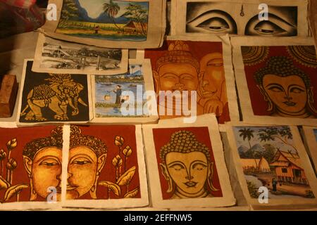 Nahaufnahme von Plakaten und Gemälden, Nachtmarkt, Luang Prabang, Laos Stockfoto