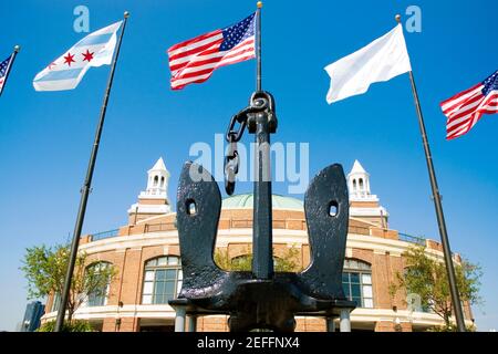 Niedrige Ansicht der Flaggen vor einem Gebäude, Navy Pier, Chicago, Illinois, USA Stockfoto