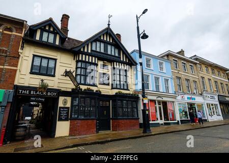 Sudbury, Großbritannien. Februar 2021, 17th. Sudbury, . 17. Februar 2021. Die Brauerei Greene King hat die Ergebnisse ihrer öffentlichen Abstimmung bekannt gegeben, das Black Boy Hotel in Sudbury in Lady Elizabeth umzubenennen, nach Lady Elizabeth de Burgh, die im 14th. Jahrhundert in die Schaffung des Market Hill in Sudbury investiert hat, wo sich das Pub und das Hotel heute befinden. Im Januar kündigte Greene King an, dass es die Pubs wegen der rassistischen Konnotationen der Namen umbenennen würde, aufgrund der Verbindungen der Brauerei Suffolk aus dem 19th. Jahrhundert zur Sklaverei. Kredit: Mark Bullimore/Alamy Live Nachrichten Stockfoto