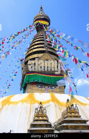 Niedrige Ansicht eines Tempels, Swayambhunath, Kathmandu, Nepal Stockfoto