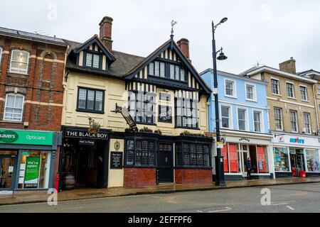 Sudbury, Großbritannien. Februar 2021, 17th. Sudbury, . 17. Februar 2021. Die Brauerei Greene King hat die Ergebnisse ihrer öffentlichen Abstimmung bekannt gegeben, das Black Boy Hotel in Sudbury in Lady Elizabeth umzubenennen, nach Lady Elizabeth de Burgh, die im 14th. Jahrhundert in die Schaffung des Market Hill in Sudbury investiert hat, wo sich das Pub und das Hotel heute befinden. Im Januar kündigte Greene King an, dass es die Pubs wegen der rassistischen Konnotationen der Namen umbenennen würde, aufgrund der Verbindungen der Brauerei Suffolk aus dem 19th. Jahrhundert zur Sklaverei. Kredit: Mark Bullimore/Alamy Live Nachrichten Stockfoto