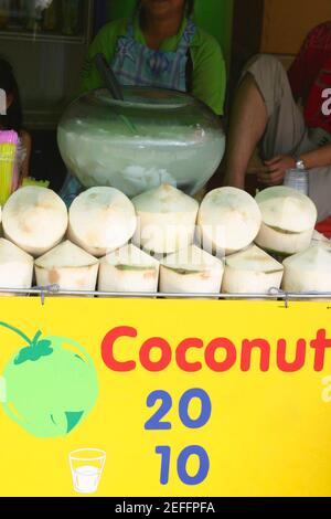 Drei Leute hinter einem Kokosnussmarkt Stand, Bangkok, Thailand Stockfoto