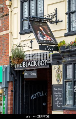 Sudbury, Großbritannien. Februar 2021, 17th. Sudbury, . 17. Februar 2021. Die Brauerei Greene King hat die Ergebnisse ihrer öffentlichen Abstimmung bekannt gegeben, das Black Boy Hotel in Sudbury in Lady Elizabeth umzubenennen, nach Lady Elizabeth de Burgh, die im 14th. Jahrhundert in die Schaffung des Market Hill in Sudbury investiert hat, wo sich das Pub und das Hotel heute befinden. Im Januar kündigte Greene King an, dass es die Pubs wegen der rassistischen Konnotationen der Namen umbenennen würde, aufgrund der Verbindungen der Brauerei Suffolk aus dem 19th. Jahrhundert zur Sklaverei. Kredit: Mark Bullimore/Alamy Live Nachrichten Stockfoto