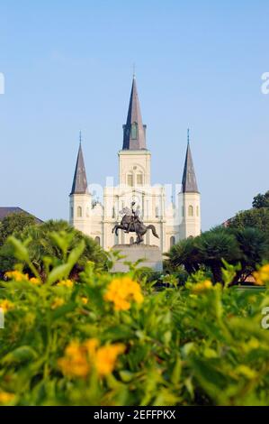 Statue vor einer Kathedrale, St. Louis Kathedrale, Jackson Square, New Orleans, Louisiana, USA Stockfoto