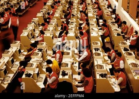 Hohe Betrachtungswinkel von Unternehmern und Unternehmerinnen, die an einer Börse zu arbeiten, Hongkong, China Stockfoto