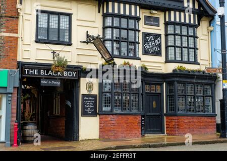 Sudbury, Großbritannien. Februar 2021, 17th. Sudbury, . 17. Februar 2021. Die Brauerei Greene King hat die Ergebnisse ihrer öffentlichen Abstimmung bekannt gegeben, das Black Boy Hotel in Sudbury in Lady Elizabeth umzubenennen, nach Lady Elizabeth de Burgh, die im 14th. Jahrhundert in die Schaffung des Market Hill in Sudbury investiert hat, wo sich das Pub und das Hotel heute befinden. Im Januar kündigte Greene King an, dass es die Pubs wegen der rassistischen Konnotationen der Namen umbenennen würde, aufgrund der Verbindungen der Brauerei Suffolk aus dem 19th. Jahrhundert zur Sklaverei. Kredit: Mark Bullimore/Alamy Live Nachrichten Stockfoto