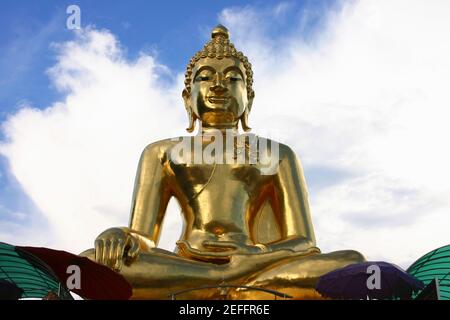 Niedrige Ansicht einer Statue von Buddha, Chiang Mai, Thailand Stockfoto