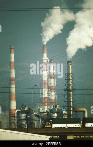 Rauch, der aus einem Rauchschornstein aussendet, Chigasaki, Präfektur Kanagawa, Honshu, Japan Stockfoto