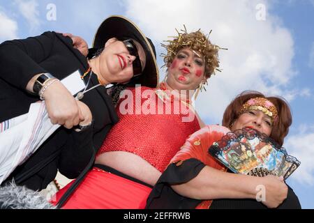 Low-Angle-Ansicht eines reifen Mannes mit zwei reifen Frauen tragen Kostüme Stockfoto