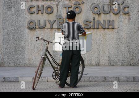 Rückansicht einer Frau, die Eis verkauft, Hanoi, Vietnam Stockfoto