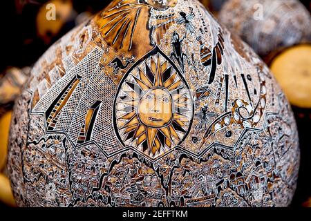 Nahaufnahme von Handwerksartikeln in einem Marktstand, Pisaq, Cuzco, Peru Stockfoto