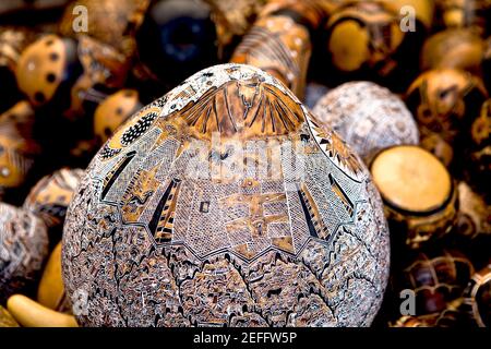 Nahaufnahme von Handwerksartikeln in einem Marktstand, Pisaq, Cuzco, Peru Stockfoto