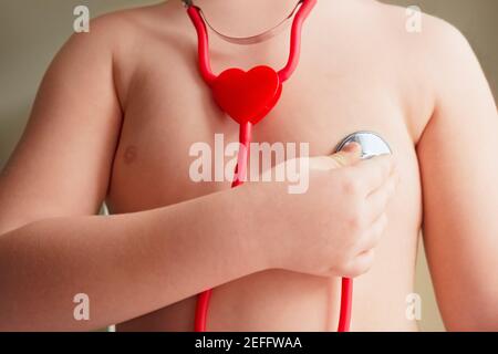 Boy Check Heart von Stethoscope Toy Stockfoto