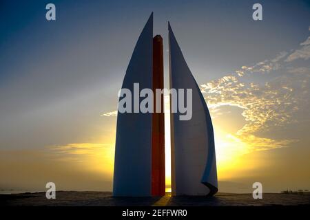 Low-Winkel-Ansicht eines Denkmals in der Dämmerung, General Jose De San Martin, Chaco, Peru Stockfoto