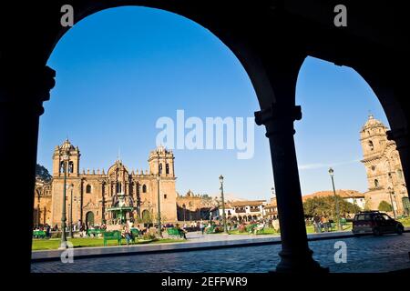 Touristen, die vor einer Kathedrale, Plaza-de-Armas, Cuzco, Peru Stockfoto