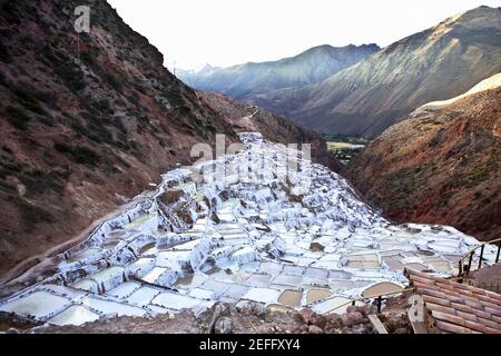 Reihenhaus Salz Teiche auf einem Berghang, Salinas De Maras, Cuzco, Peru Stockfoto
