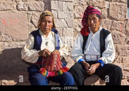 Porträt von zwei älteren Männern, die zusammen sitzen, Taquile Island, Titicacasee, Puno, Peru Stockfoto