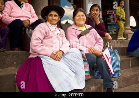 Porträt einer älteren Frau mit einer mittleren erwachsenen Frau auf der Treppe, Peru Stockfoto