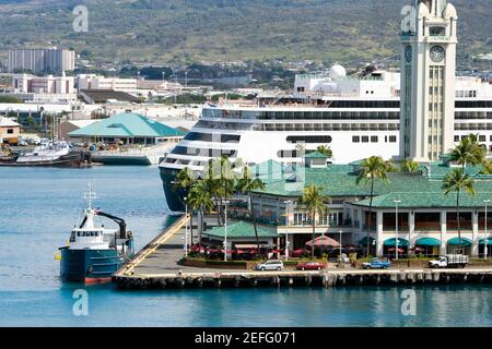 Kreuzfahrtschiff in einem Hafen, Honolulu Hafen, Honolulu, Oahu, Hawaii Inseln, USA Stockfoto