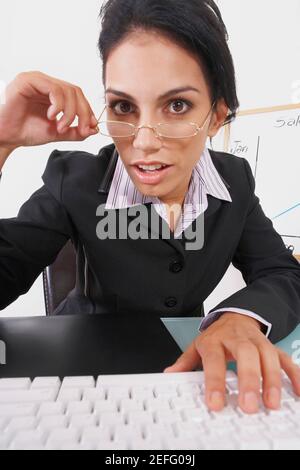 Porträt einer Geschäftsfrau sucht überrascht Stockfoto