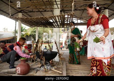 Guwahati, Indien. Februar 2021, 17th. Mising Stammes Menschen, die traditionelle Lebensmittel während Ali-Aye-Ligang Festival in Guwahati, Indien am 17. Februar 2021. Ali-Aye-Ligang, das wichtigste Erntefest der ethnischen Mising Gemeinschaft Menschen, dieses Frühlingsfest mit Landwirtschaft verbunden, vor allem mit dem Beginn der Ahu Paddy Anbau. Kredit: David Talukdar/Alamy Live Nachrichten Gutschrift: David Talukdar/Alamy Live Nachrichten Stockfoto