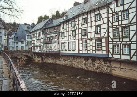 Monschau ist eine Stadt in Westdeutschland, nahe der belgischen Grenze. Es ist bekannt für sein mittelalterliches Zentrum, mit Fachwerkhäusern und engen Kopfsteinpflasterstraßen. Monschau Eifel Deutschland EU Europa Stockfoto