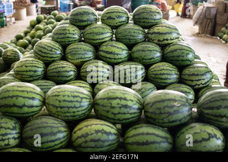 Viele große und frische Wassermelonen in einem riesigen Turm gestapelt Auf einem lokalen Straßenmarkt in Myanmar Stockfoto