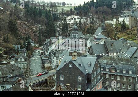 Stadt Monschau, Blick vom Schloss - Monschau ist eine Stadt in Westdeutschland, nahe der belgischen Grenze. Es ist bekannt für sein mittelalterliches Zentrum, mit Fachwerkhäusern und engen Kopfsteinpflasterstraßen. Die meisten Gebäude haben Schieferdächer im Zentrum von Monschau.Monschau Eifel Deutschland EU Europa Stockfoto