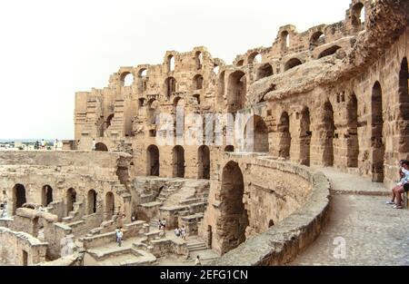 1988 Tunesien El Jem. Das Amphitheater von El Jem ist ein ovales Amphitheater in der heutigen Stadt El Djem, Tunesien, ehemals Thysdrus in der römischen Provinz Afrika. Es ist von der UNESCO seit 1979 als Weltkulturerbe. Ein römisches Amphitheater, das drittgrößte der Welt und UNESCO-Weltkulturerbe. Römisches Amphitheater von El Djem oder Thysdrus El Jem, Tunesien Nordafrika Stockfoto