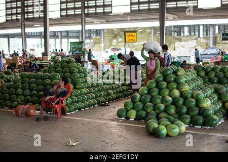 YANGON, MYANMAR - DEZEMBER 31 2019: Riesige Stapel frischer Wassermelonen auf einem lokalen Straßenmarkt in Myanmar Stockfoto