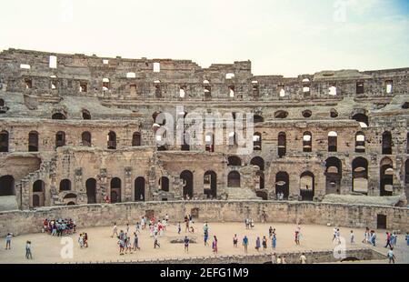 1988 Tunesien El Jem. Das Amphitheater von El Jem ist ein ovales Amphitheater in der heutigen Stadt El Djem, Tunesien, ehemals Thysdrus in der römischen Provinz Afrika. Es ist von der UNESCO seit 1979 als Weltkulturerbe. Ein römisches Amphitheater, das drittgrößte der Welt und UNESCO-Weltkulturerbe. Römisches Amphitheater von El Djem oder Thysdrus El Jem, Tunesien Nordafrika Stockfoto