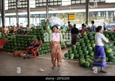 YANGON, MYANMAR - DEZEMBER 31 2019: Riesige Stapel frischer Wassermelonen auf einem lokalen Straßenmarkt in Myanmar Stockfoto