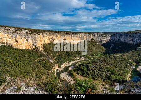 Landschaftsblick rund um das Dorf Bidon und die Ardeche Berge in Frankreich Stockfoto