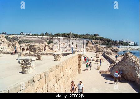 1988 Antonine Baths Karthago - die Antoninus-Thermen oder Karthago-Thermen in Karthago, Tunesien, sind die ausgedehntesten römischen Thermen, die auf dem afrikanischen Kontinent gebaut wurden und eine der drei größten im Römischen Reich. Die Bäder sind auch die einzigen verbleibenden Thermen von Karthago, die aus der Zeit des Römischen Reiches stammen. Die Bäder wurden im antiken Karthago während der Herrschaft des römischen Kaisers Antoninus Pius gebaut. Die Bäder sind heute Teil der archäologischen Stätte von Karthago auf der Liste des Weltkulturerbes der UNESCO.Karthago Tunesien Nordafrika Stockfoto