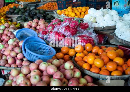 Frisch, Zitrusfrüchte, Äpfel, Avocado, Drachenfrüchte und mehr werden auf einem lokalen Straßenmarkt in Yangon, Myanmar, ausgestellt Stockfoto