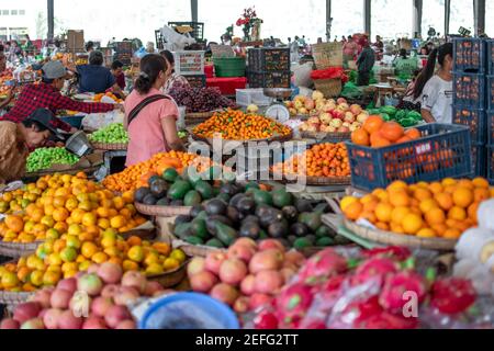 YANGON, MYANMAR - DEZEMBER 31 2019: Viele Burmesen besuchen einen lokalen Straßenmarkt, um Obst, Gemüse und Lebensmittel im Alltag zu kaufen und zu verkaufen Stockfoto