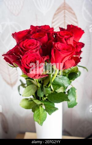Eine Vase aus roten Rosen, ein Geschenk zum Valentinstag. Stockfoto