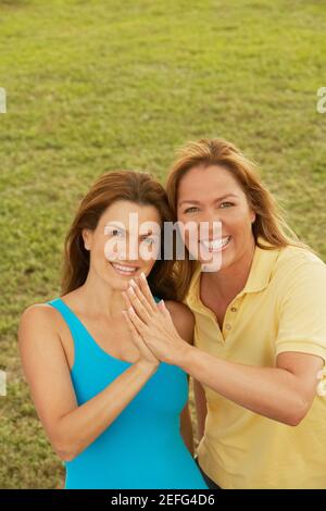 Porträt einer Mitte Erwachsene Frau und eine reife Frau, Lächeln Stockfoto