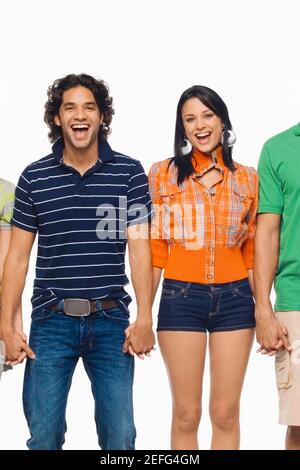 Porträt eines jungen Mannes und einer jungen Frau stehend mit ihren Händen halten Stockfoto