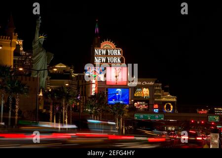 Gebäude beleuchtet in der Nacht, Las Vegas, Nevada, USA Stockfoto