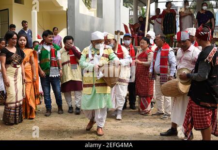 Guwahati, Indien. Februar 2021, 17th. Missing Stammes Menschen Durchführung Rituale während Ali-Aye-Ligang Festival in Guwahati, Indien am 17. Februar 2021. Ali-Aye-Ligang, das wichtigste Erntefest der ethnischen Mising Gemeinschaft Menschen, dieses Frühlingsfest mit Landwirtschaft verbunden, vor allem mit dem Beginn der Ahu Paddy Anbau. Kredit: David Talukdar/Alamy Live Nachrichten Gutschrift: David Talukdar/Alamy Live Nachrichten Stockfoto