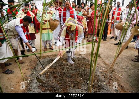 Guwahati, Indien. Februar 2021, 17th. Missing Stammes Menschen Durchführung Rituale während Ali-Aye-Ligang Festival in Guwahati, Indien am 17. Februar 2021. Ali-Aye-Ligang, das wichtigste Erntefest der ethnischen Mising Gemeinschaft Menschen, dieses Frühlingsfest mit Landwirtschaft verbunden, vor allem mit dem Beginn der Ahu Paddy Anbau. Kredit: David Talukdar/Alamy Live Nachrichten Gutschrift: David Talukdar/Alamy Live Nachrichten Stockfoto