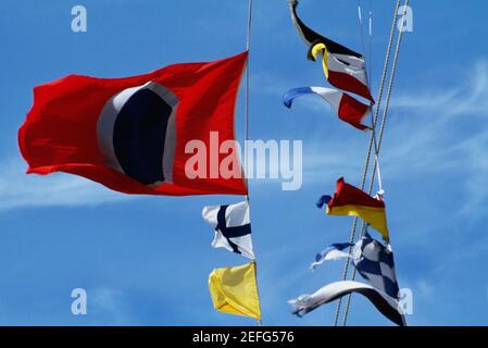 Low-Angle-Ansicht der bunten Fahnen gegen den Himmel an einem sonnigen Tag, Crystal Palace Hotel, Nassau, Bahamas Stockfoto