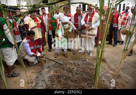 Guwahati, Indien. Februar 2021, 17th. Missing Stammes Menschen Durchführung Rituale während Ali-Aye-Ligang Festival in Guwahati, Indien am 17. Februar 2021. Ali-Aye-Ligang, das wichtigste Erntefest der ethnischen Mising Gemeinschaft Menschen, dieses Frühlingsfest mit Landwirtschaft verbunden, vor allem mit dem Beginn der Ahu Paddy Anbau. Kredit: David Talukdar/Alamy Live Nachrichten Gutschrift: David Talukdar/Alamy Live Nachrichten Stockfoto