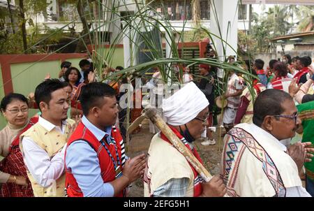 Guwahati, Indien. Februar 2021, 17th. Missing Stammes Menschen Durchführung Rituale während Ali-Aye-Ligang Festival in Guwahati, Indien am 17. Februar 2021. Ali-Aye-Ligang, das wichtigste Erntefest der ethnischen Mising Gemeinschaft Menschen, dieses Frühlingsfest mit Landwirtschaft verbunden, vor allem mit dem Beginn der Ahu Paddy Anbau. Kredit: David Talukdar/Alamy Live Nachrichten Gutschrift: David Talukdar/Alamy Live Nachrichten Stockfoto